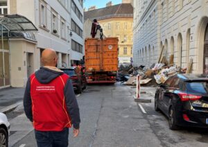 Einsatzgruppe der Stadt stoppt Baustellen-Sünder in Neubau