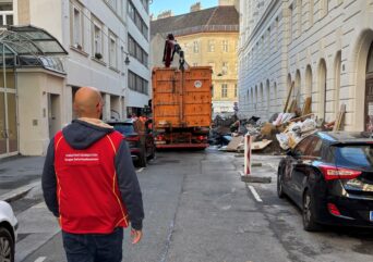 Einsatzgruppe der Stadt stoppt Baustellen-Sünder in Neubau