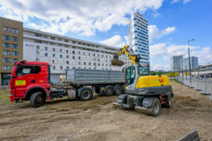An der Grünanlage im Sonnwendviertel wird bereits fleißig gearbeitet. © Walter Haselbauer 