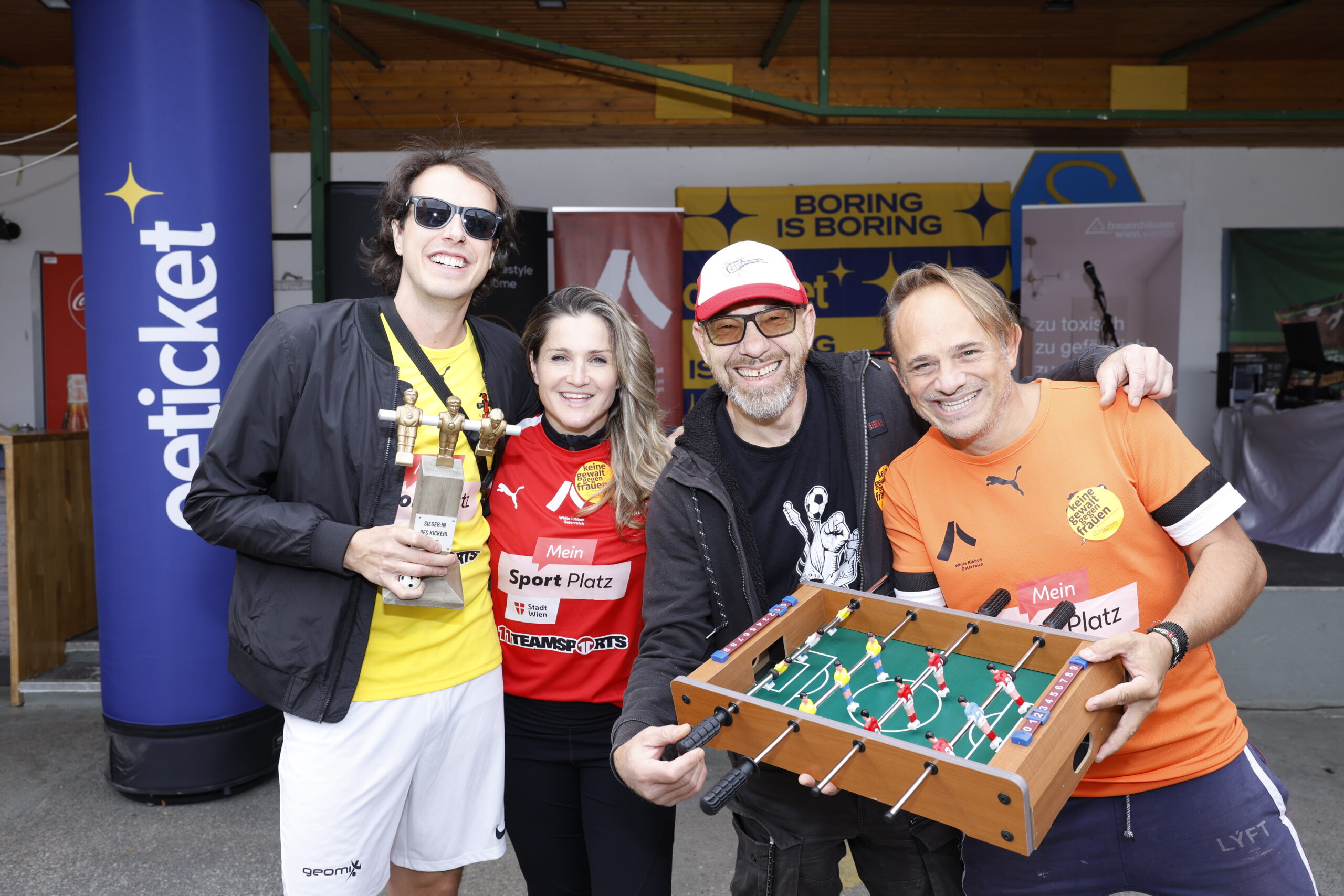 Kickerl Royale: Promis kicken gegen Gewalt an Frauen