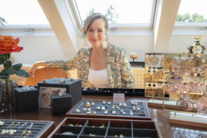 Hietzinger Designerin verziert ihren Schmuck mit dem guten Zweck