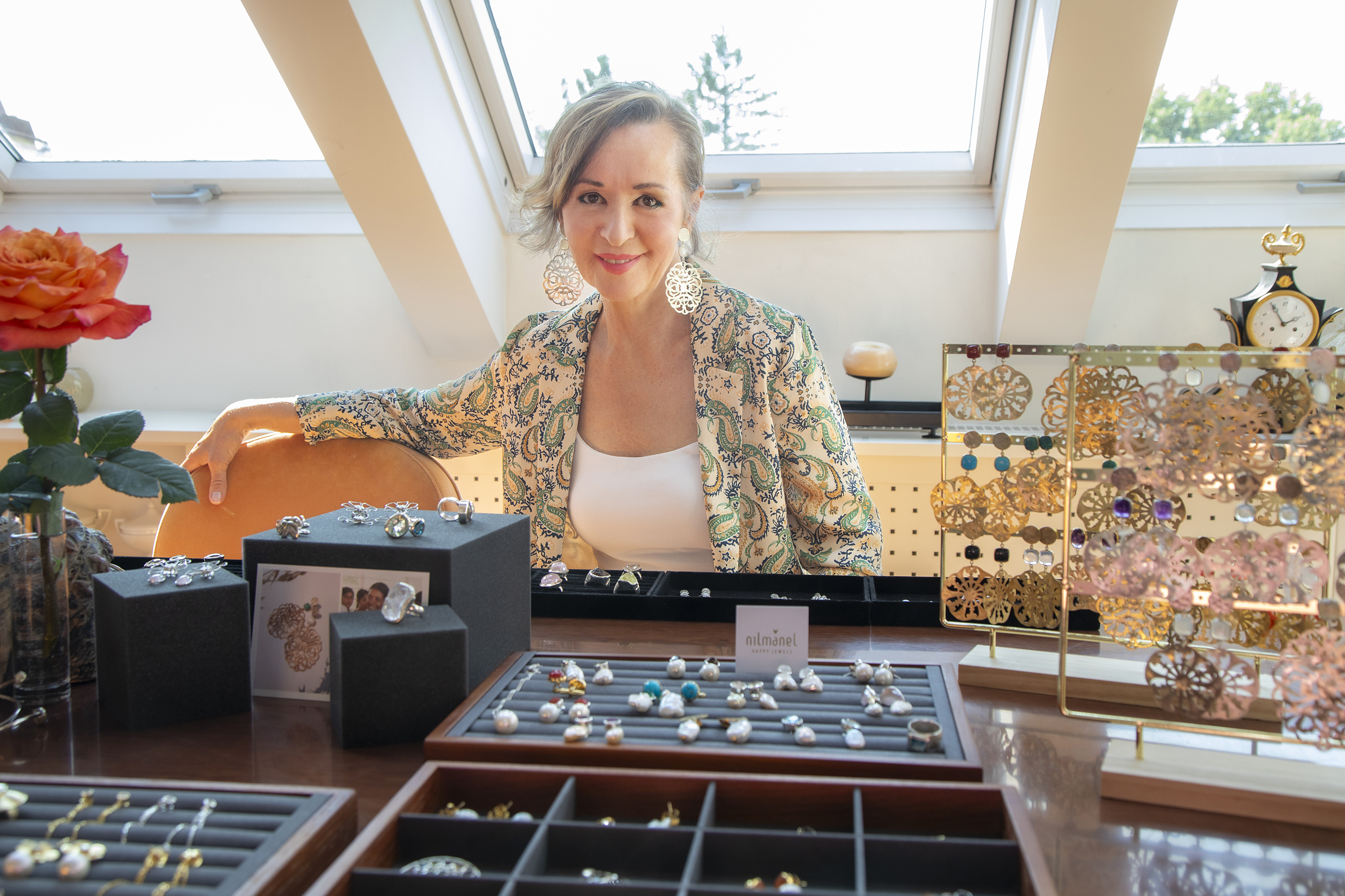 Hietzinger Designerin verziert ihren Schmuck mit dem guten Zweck