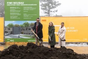 Spatenstich: Ved-Med-Uni-Rektor Matthias Gauly, Ministerin Eva-Maria Holzleitner und BIG-Geschäftsführerin Christine Dornaus (v.l., Bild: Dominik Kiss/Vetmeduni).