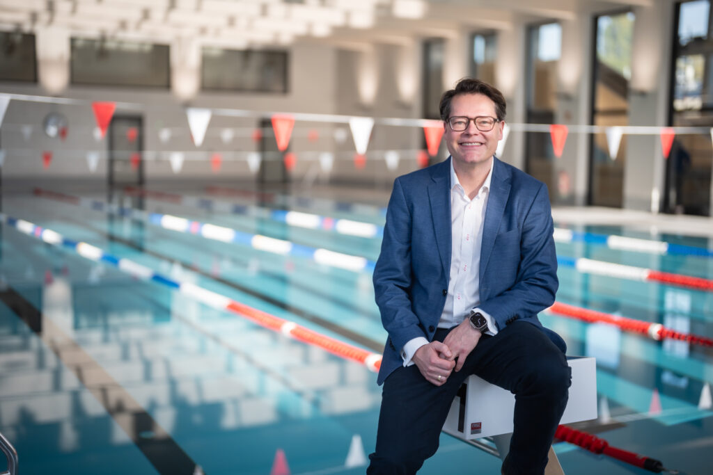 Die neue Halle in Simmering bietet nun mehr Platz für Schwimmbegeisterte und leistet dank ihrer umweltfreundlichen Bauweise einen wichtigen Beitrag zum Klimaschutz und damit zum Erhalt unserer Lebensqualität., betont Stadtrat Jürgen Czernohorszky. © Stadt Wien/David Bohamnn