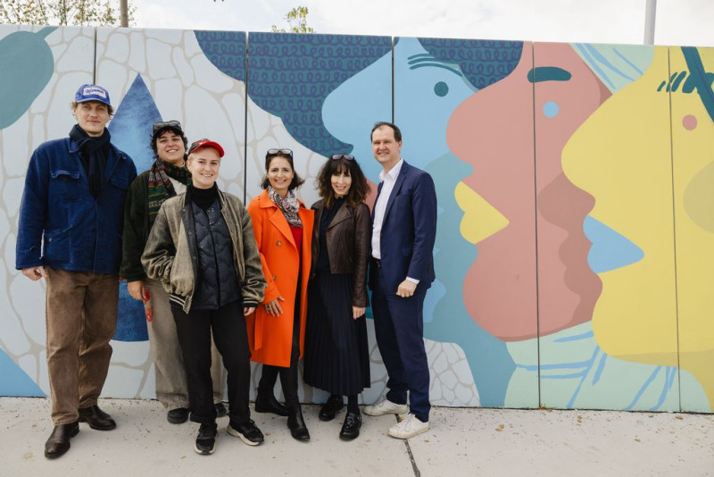 Buntes Wandbild „Flux“ bringt kreative Energie in die Seestadt