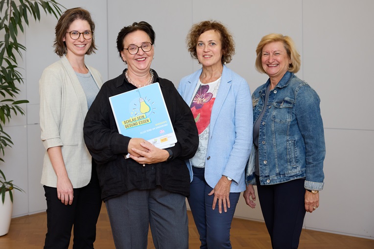 v.l.n.r. Magdalena Koller, BSc (Gesundheitsreferentin & Projektleiterin Wiener Gesundheitsförderung - WiG), Mag.a Elfriede Hufnagl (Abteilungsleiterin Wiener Gesundheitsförderung - WiG), Mag.a Rita Kichler (Gesundheitsreferentin für Ernährung, Kinder- und Jugendgesundheitsförderung FGÖ) und Dipl.-Päd.in Claudia Canaris, BEd. (Fachinspektorin Bildungsdirektion Wien) waren am 16. September 2025 in der Bildungsdirektion Wien bei der Auftaktveranstaltung von „Schlau sein – Gesund essen“. © Johannes Hloch