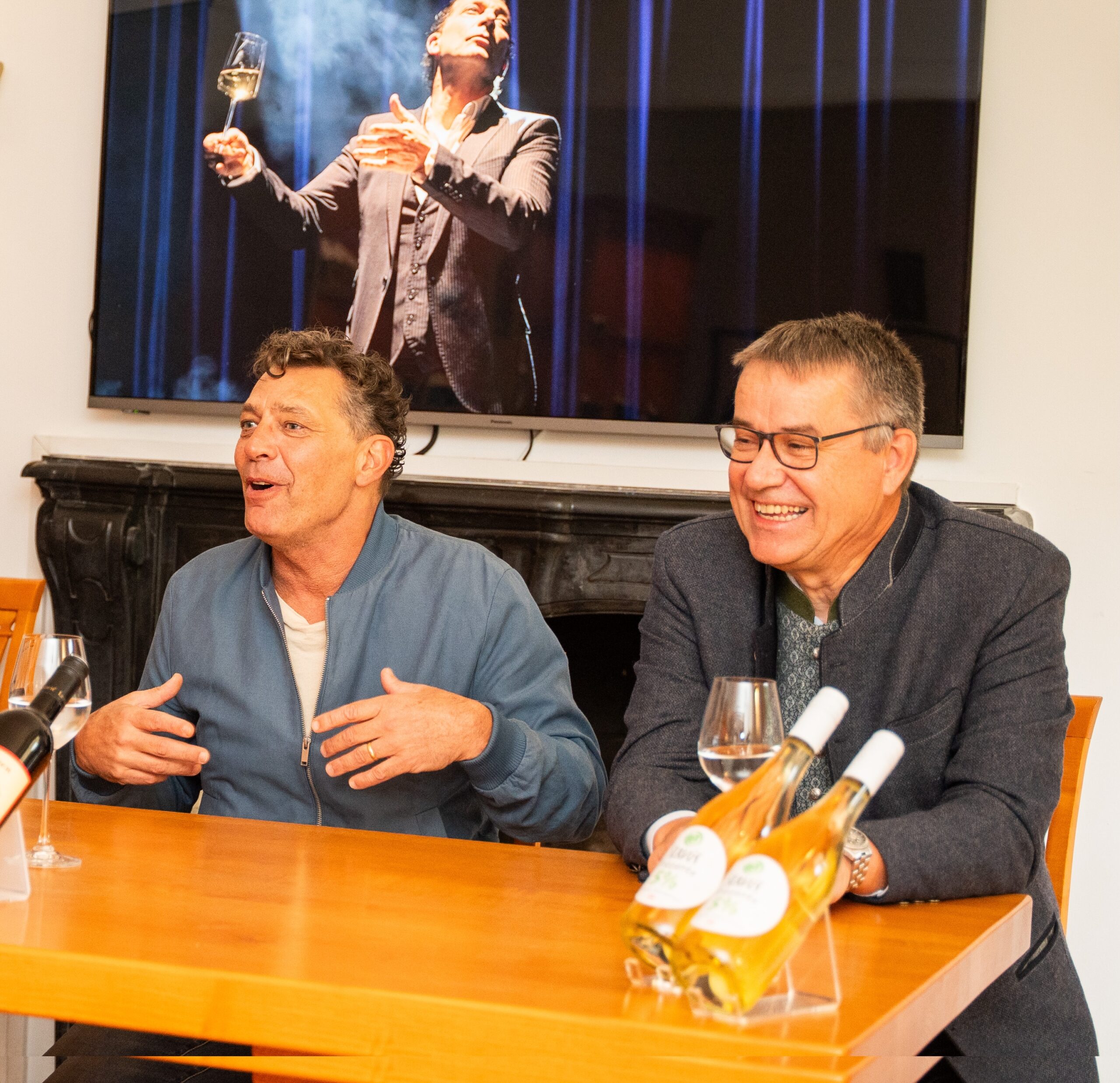 Gregor Bloeb hebt das Glas: „Kein Firlefanz, kein SchickiMicki“