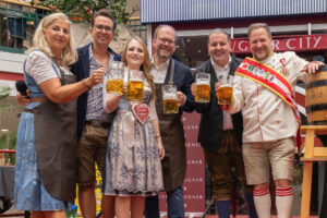 O’zapft is: Jazz Gitti und das WBB rocken die Lugner City