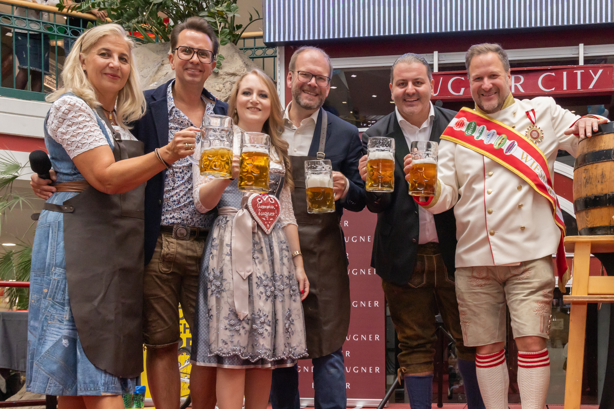 O’zapft is: Jazz Gitti und das WBB rocken die Lugner City