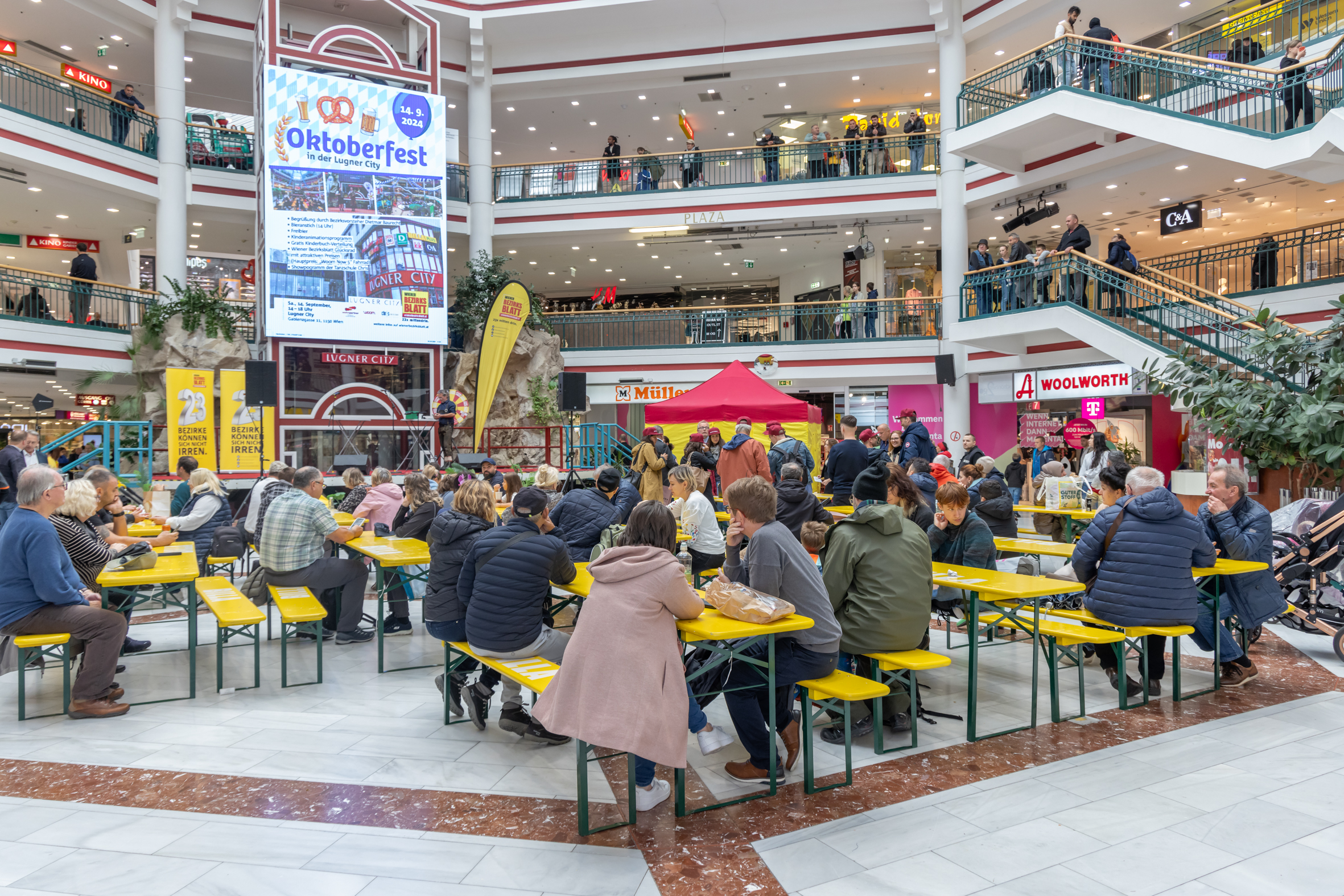 Bezirksfest in der Lugner City: Bieranstich, Promis & Jazz Gitti live!