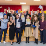 ©Sandra Oblak | BV Lea Halbwidl (r.) freute sich mit den jubelnden Gewinner:innen der Bezirks Business und Medical Awards.
