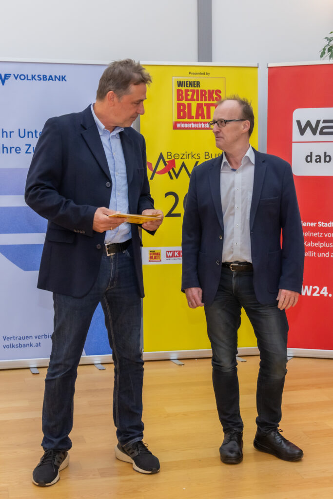 WBB-Chefredakteur Hans Steiner gratulierte den Penzinger Siegern aufs Herzlichste: "Ihr habt es wirklich verdient!" (Bild: Oblak).