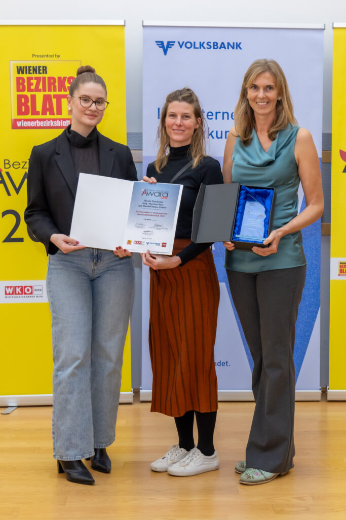 Medical-Award an die Physio-Tierärtzin Süss: Martina Süss, Franziska Aichberger, Irem Tigli (Bild: Oblak).