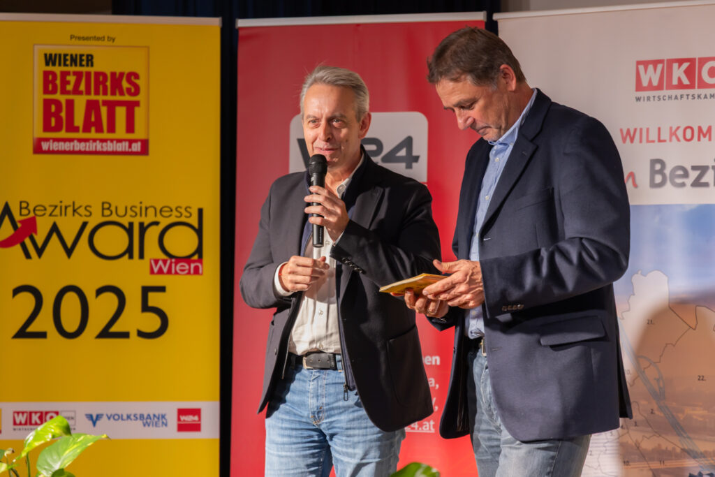 Thomas Strachota, Geschäftsführer des Wiener Bezirksblatts und WBBA-Erfinder, daneben Moderator Martin Patak (Bild: Oblak).