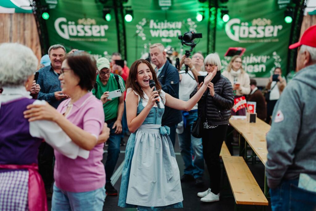 Amelie Ricca sorgt für beste Stimmung beim Schlagernachmittag