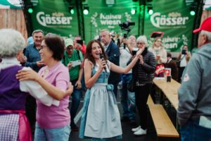 Amelie Ricca sorgt für beste Stimmung beim Schlagernachmittag