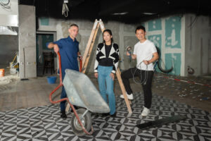 Attila Hüvelye, Miao Zhu und Shalong Yu helfen beim Umbau mit © Robin Consult