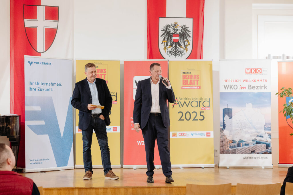 Bezirksvorsteher Thomas Steinhart hieß Preisträger, Sponsoren und Gäste herzlich im Festsaal des Amtshauses willkommen. © Stefan Diesner