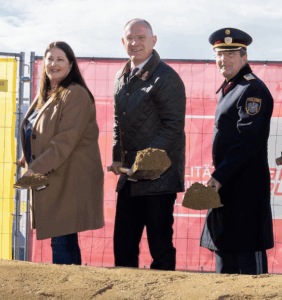 Kathrin Gaál. Gerhard Karner und Gerhard Pürstl (v.l.) nahmen den Spatenstich vor © Astrid Rauchenberger