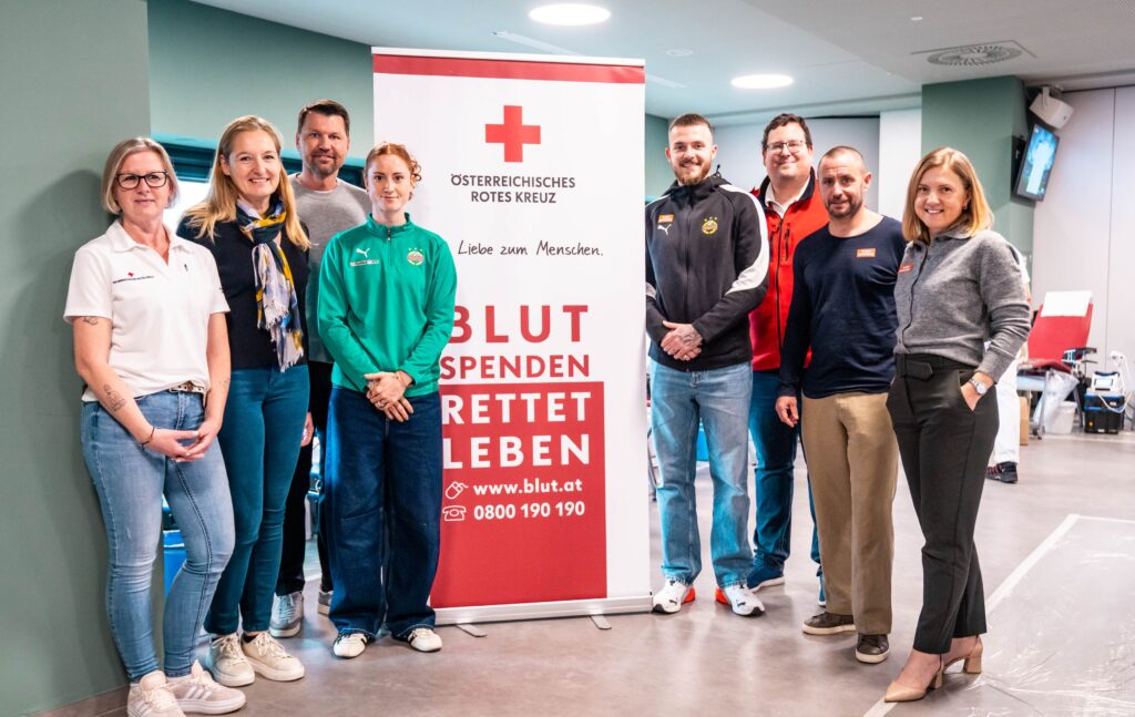 Brave Spender: Daniela Bauer (r.), Steffen Hofmann, Jannes Horn, Markus Katzer (l.) und Mitarbeiter des Roten Kreuzes (Bild: Daniel Widner/Rapid).