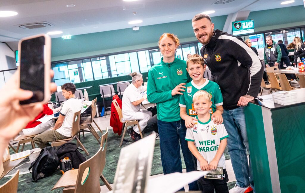 Spieler Jannes Horn und Spielerin Vanessa Rauter motivierten die kleinen Fans zum Spenden (Bild: Daniel Widner/Rapid).