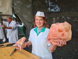 Die Fleischerei Ringl zählt zu den besten der Stadt. Claudia Ring zeigt live vor Ort, wie aus Scheine- und Rnderteilen köstliche Würstel hergestellt werden. l© Exotica