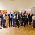 ©Stefan Diesner | BV Markus Figl (M.), Anita Bock (WKW, 2.v.l.) und Gerhard Blak (Volksbank, r.) jubelten gemeinsam mit den Gewinner:innen der Bezirks Business und Medical Awards.