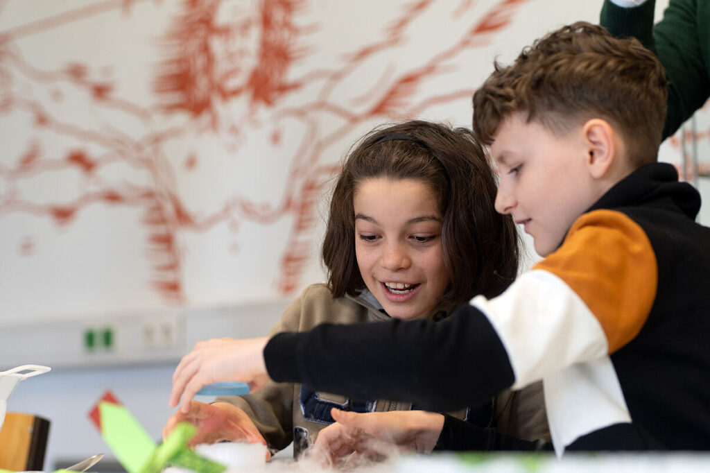 Forschen und Experimentieren: In den Herbstferien werden dazu einige spannende Workshops geboten. Beim Umweltspürnasen-Club am Cobenzl wird der Wandel der Natur spielerisch entdeckt. © WienXtra/Barbara Mair