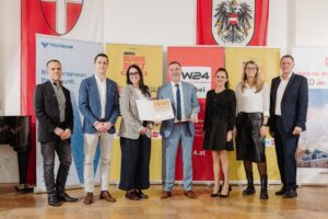 Großbetriebe Platz 3: Porsche Inter Auto, GF Andreas Frank (M.) mit Christoph Diegruber (2. v.l.) und Julia Schwaiger (3. v. l.)