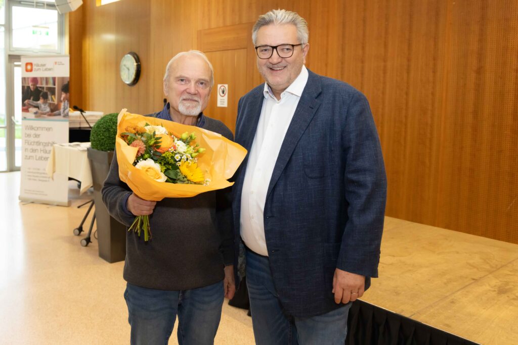 Stadtrat Peter Hacker und Stefan Böck, ehemaliger Schuldirektor. dienstältester ehrenamtlicher Mitarbeiter der Flüchtlingshilfe der Häuser zum Leben. Herr Böck arbeitet seit 6 Jahren ehrenamtlich im Haus Döbling Lernbetreuung für Bewohner*innen