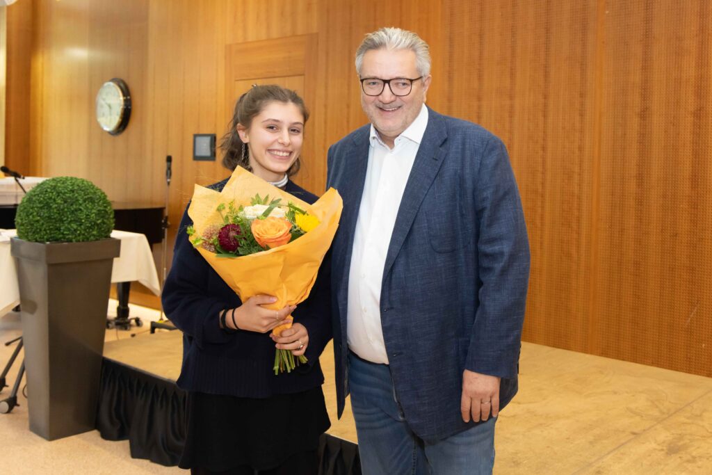 Stadtrat Peter Hacker und Lilli-Zenobia Köhler, arbeitet im Rahmen des Freiwilligen Sozialen Jahres im Haus Döbling bei der Lernbetreuung