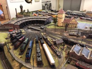 Bitte zurücktreten: Zug fährt ab © Berger