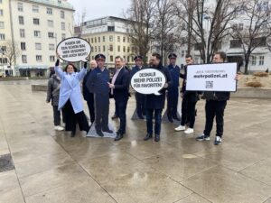 Marcus Franz (Mitte) fordert mit Bezirksvertretern seit Längerem mehr Polizisten für Favoriten © Berger