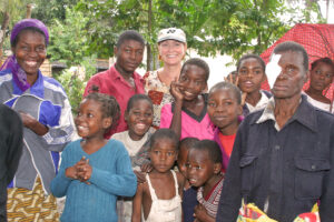Chris Lohner auf einer ihrer Reisen als Botschafterin für "Licht für die Welt".