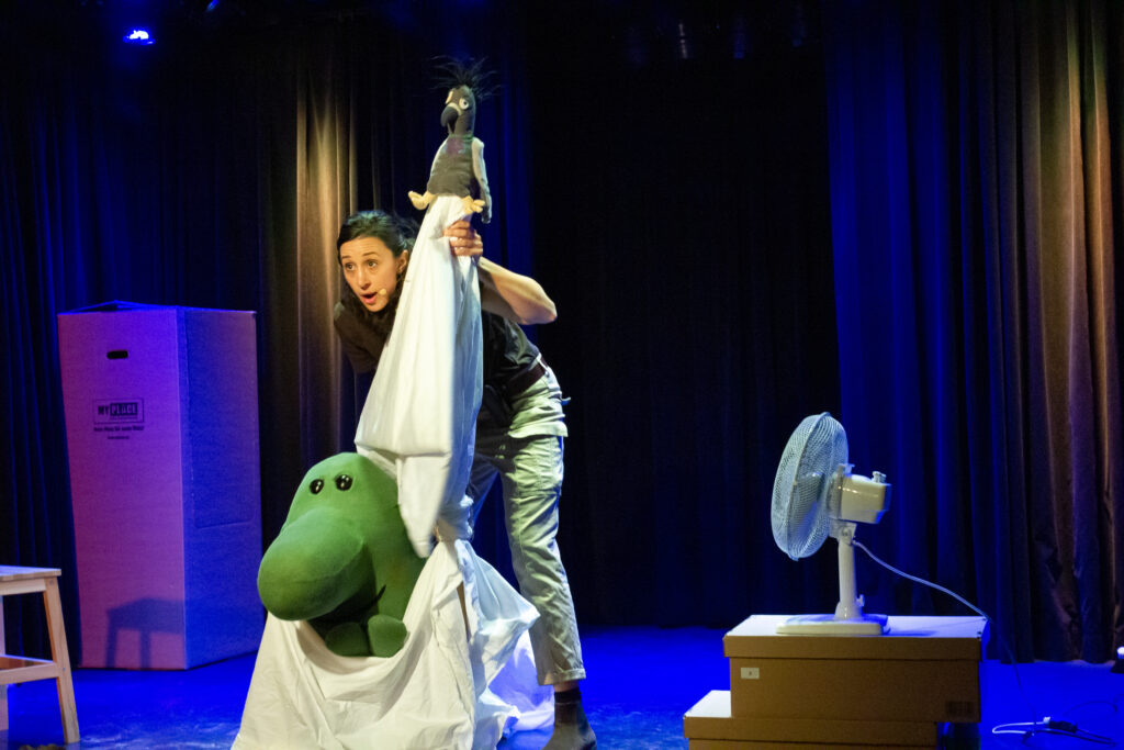 Eine spannende Forschungsreise bietet das Stück "? Neugierig ?". © Susanne Preissl