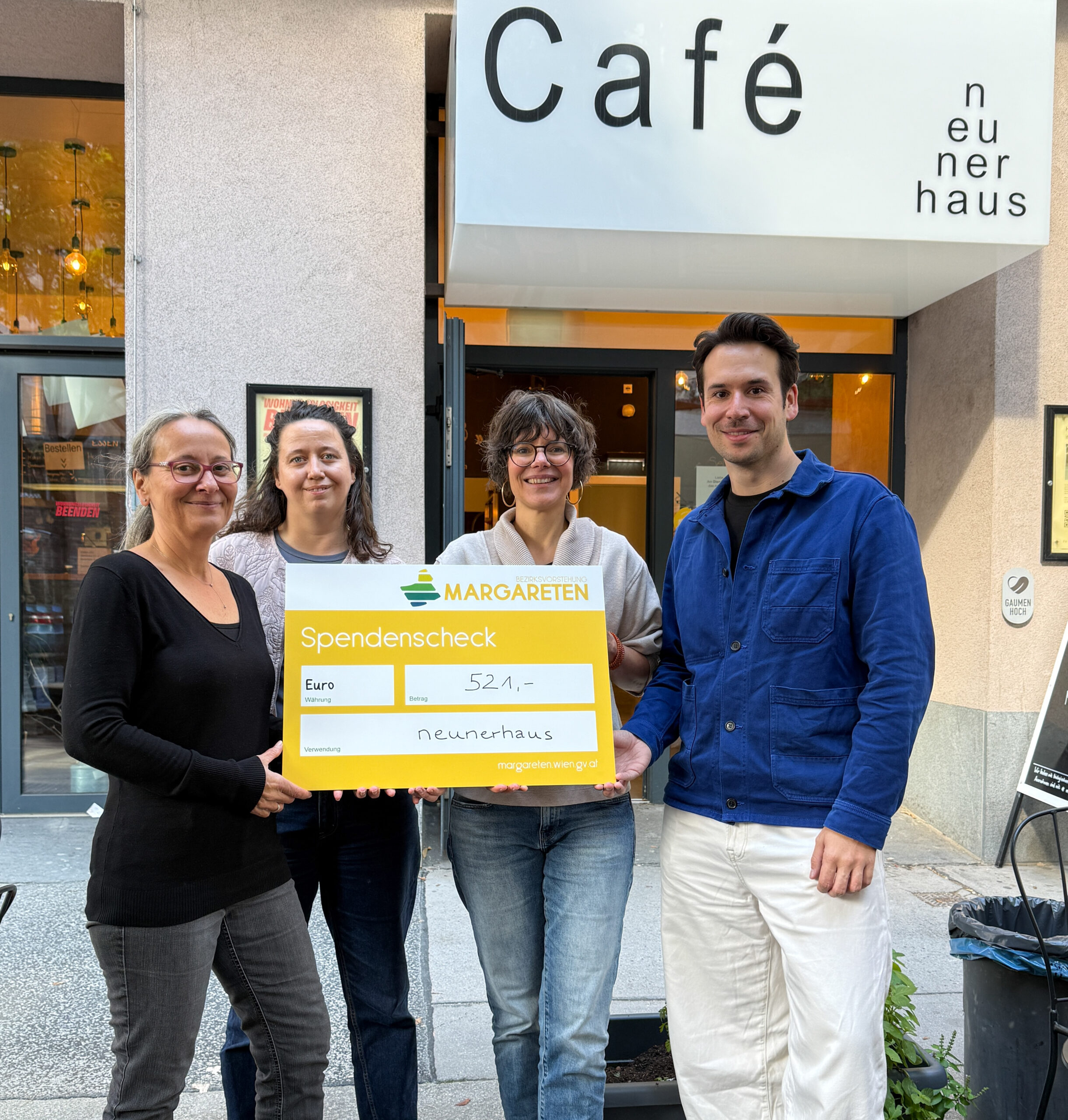 Flohmarkt-Spenden an das Neunerhaus übergeben