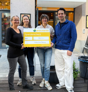 Spenden-Übergabe mit Petra Tierscherl (BV-Stellvertreterin), Laura Wahlhütter, Anja Christanell (beide neunerhaus) und Bezirksvorsteher Michael Luxenberger.