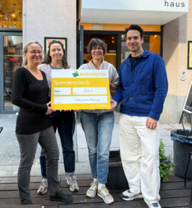 Spenden-Übergabe mit Petra Tierscherl (BV-Stellvertreterin), Laura Wahlhütter, Anja Christanell (beide neunerhaus) und Bezirksvorsteher Michael Luxenberger.