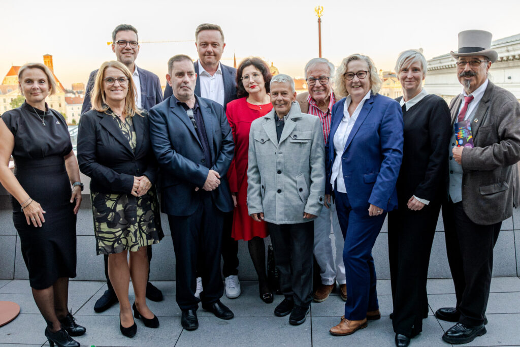 Unter den Gästen des Benefizabends waren auch prominente Vertreter aus der Politik: Staatssekretärin Ulrike Königsberger-Ludwig, die Nationalräte Mario Lindner und Heinrich Himmer sowie Bettina Bauernhofer, Bürgermeisterin der Stadt Weiz, freuten sich mit dem Team von Queer Moments über den gelungenen Abend. © Queer Moments/Jamee Schreiber