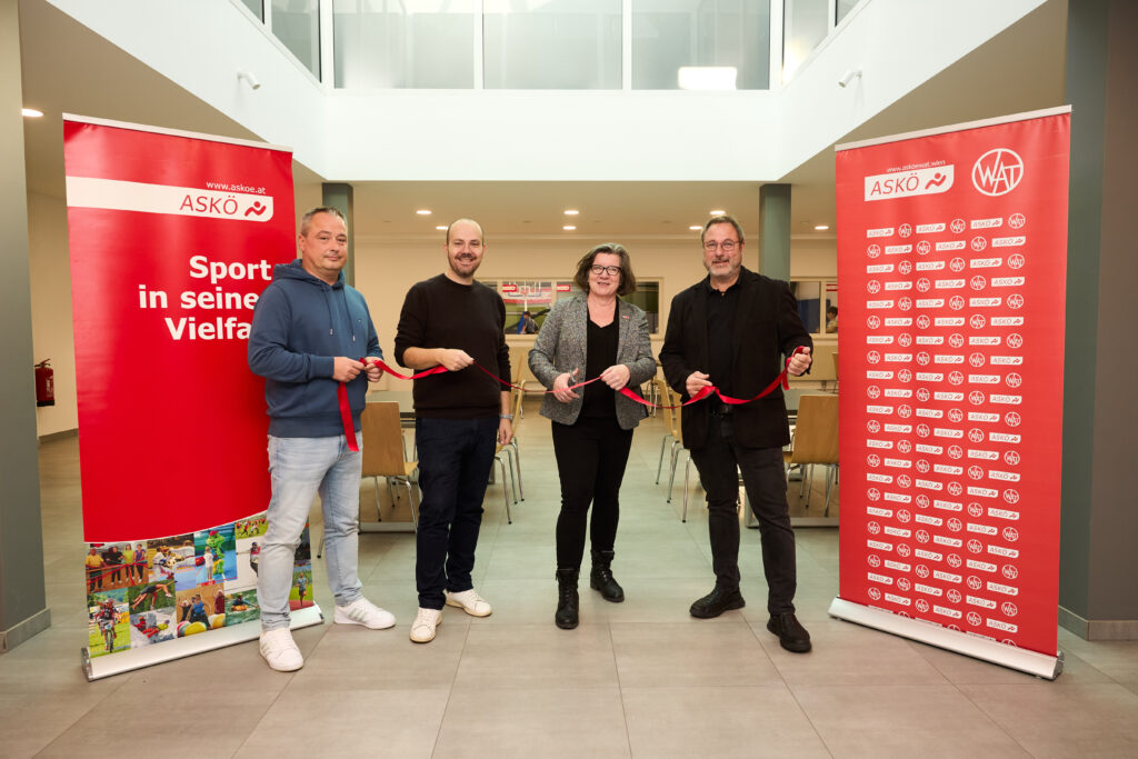 Die offizielle Wiedereröffnung mit den ASKÖ-WAT-Spitzen Sonja Landsteiner, Smajo Pasalic und Stefan Seebauer (Bild: Burghart).