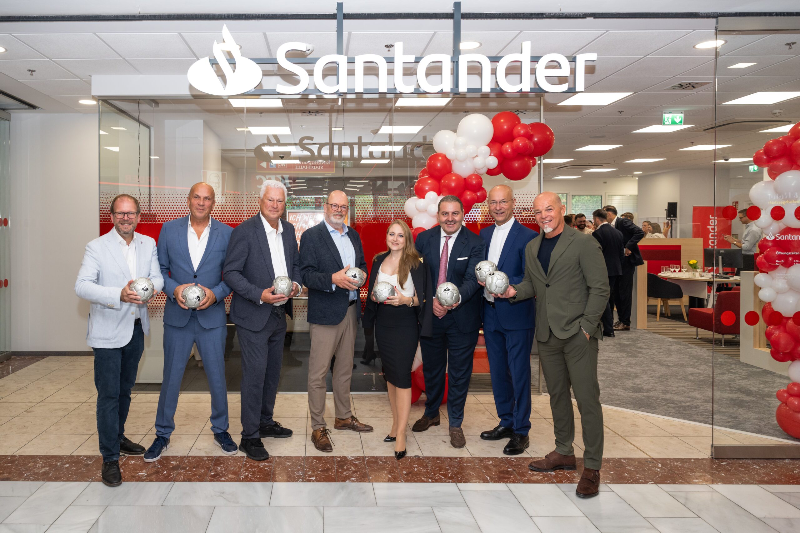 Promi-Auflauf: Neue Santander-Filiale in der Lugner City