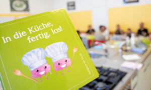 Das eigens gestaltete Kochbuch für Kinder unterstützt dabei, gesunde Gerichte mit Spaß und Freude zuzubereiten. © WiG/Zsolt Marton