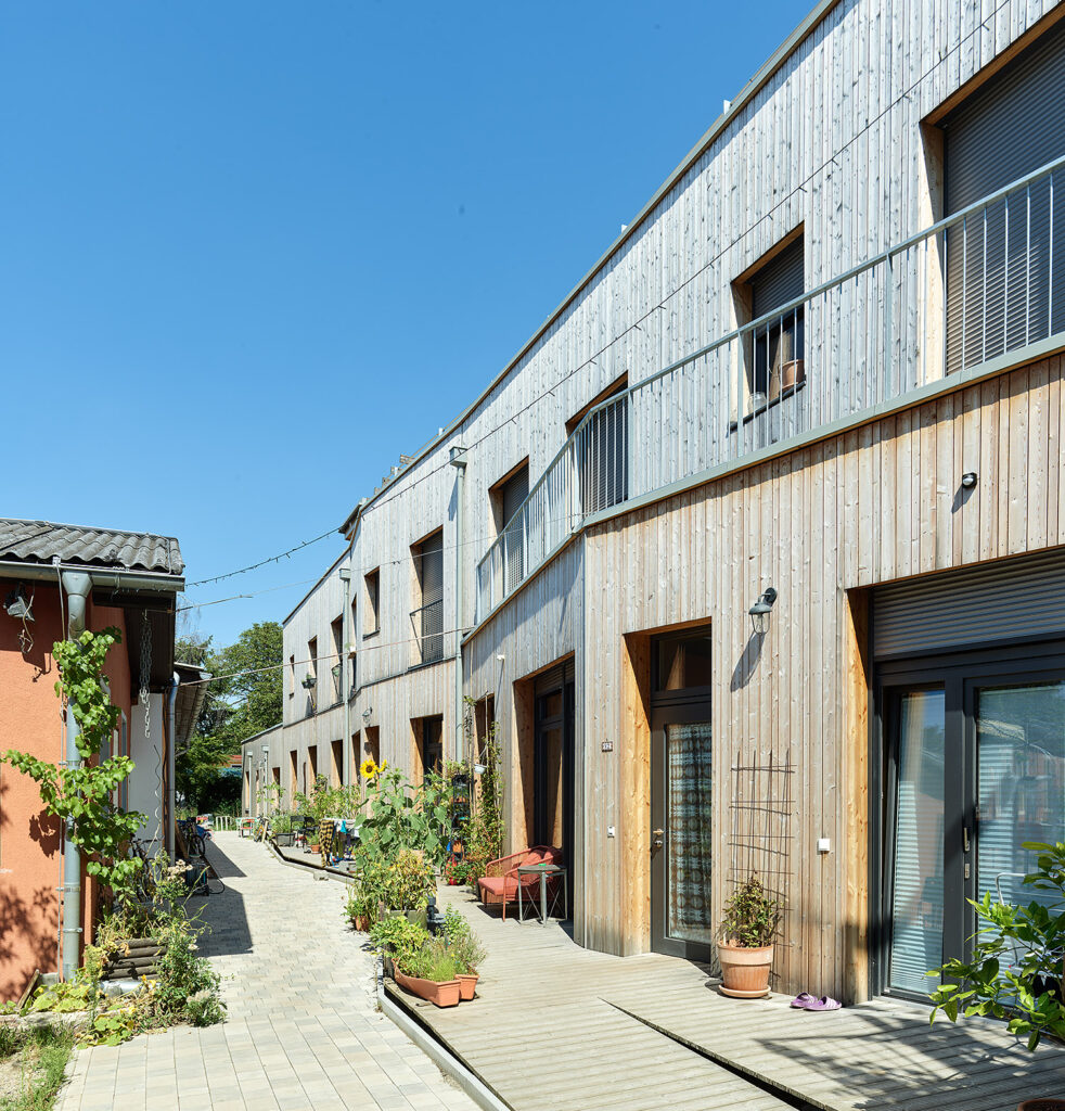 Mit seiner Holz-Lehm-Bauweise, gemeinschaftlich genutzten Werkstätten und offenen Räumen ist SchloR ein lebendiges Beispiel dafür, wie Architektur die Stadt verändern kann. © proHolz/Bruno Klomfar