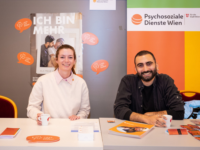 Experten des Psychosozialen Dienstes in Wien stehen für FRagen zur Verfügung. Über 50 Organisationen informieren zu psychosozialen Hilfsangeboten in Wien. © PSD/Whirlpool