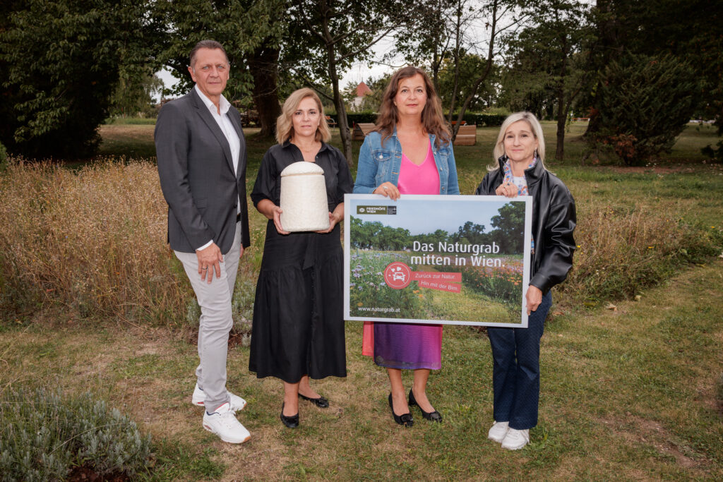 Bei der Präsentation der neuen Blumenwisengräber (v. l. n. r.): Thomas Steinhart, Renate Niklas, Ulli Sima, Monika Unterholzner © Harald Lachner