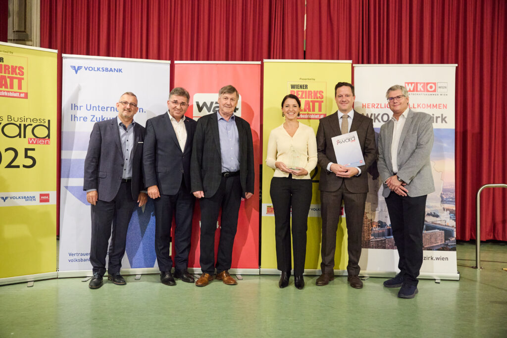 Medical Awards: Prof. Dr. Thomas Weiss und Dr. Nadia Michael (2. und 3. v. r.) mit Hejna, WKW-Beizirsobmann Brandhofer, Bezirks-Chef Hohenberger (l) und Blak (r. außen) © Stefan Burghart