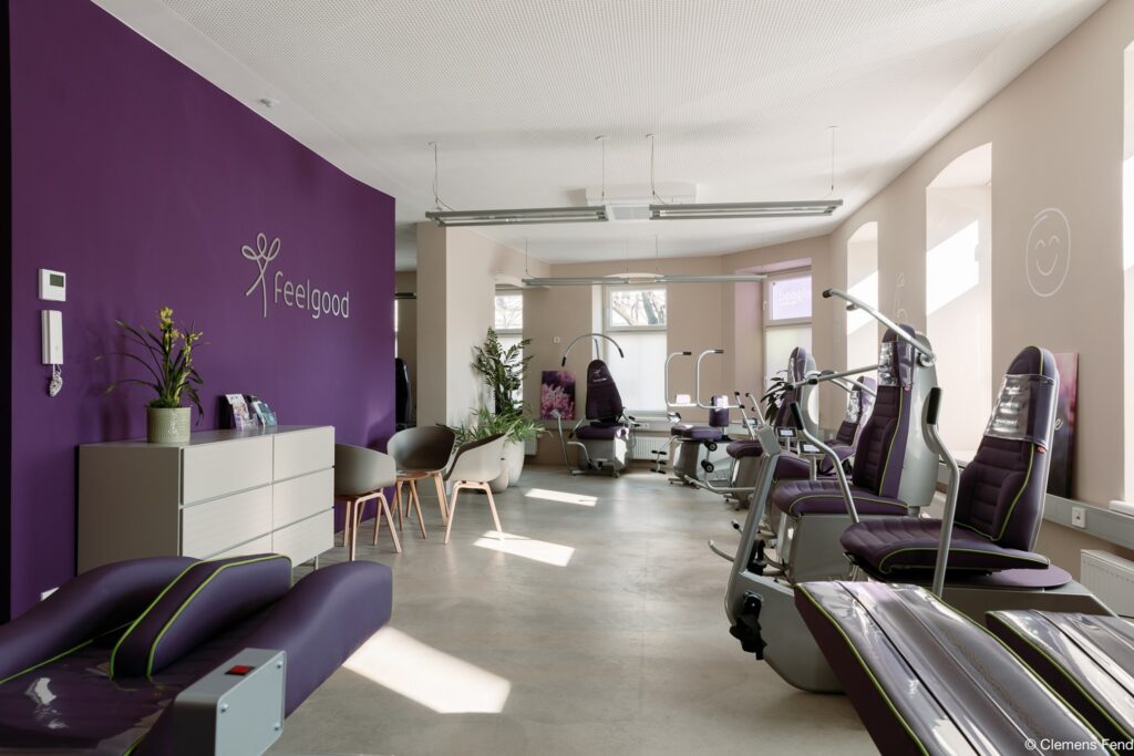 Modernste Geräte, eine einladende Atmosphäre und individuelle Beratung - hier macht trainieren Freude. © Feelgood Wien Währing