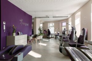 Modernste Geräte, eine einladende Atmosphäre und individuelle Beratung - hier macht trainieren Freude. © Feelgood Wien Währing