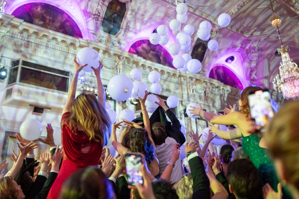 Junge Tanzbegeisterte entdecken wieder die Ballsaison für sich - da darf es dann auch Luftballons regnen. © Ripix