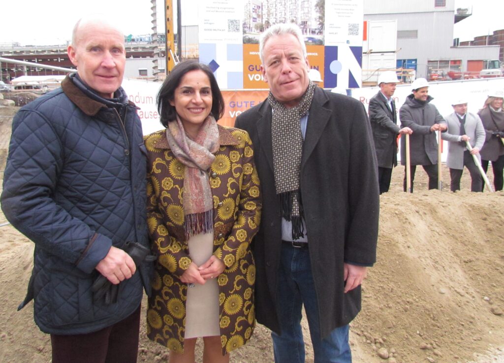 Beim Spatenstich waren auch die Döblinger Vize-Bezirksvorsteherin Mahboobeh Bayat, SP-Gemeinerat Thomas Mader und der Döblinger VP-Kubchef Michael Schödl dabei (Bild: Krause).